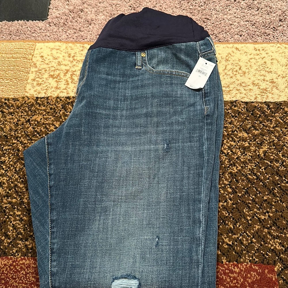 Gap stylish maternity size 33 waist. Cute! Comfy! Never worn. Straight leg.